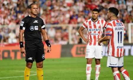 Ariel Penel sancionó penal al ver una mano de Lorenzon pero luego se apoyó en el VAR para anularla.