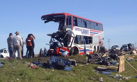 El colectivo, en el que iban estudiantes, chocó contra un camión en la ruta 11 y generó una de las mayores tragedias viales en rutas argentinas. El colectivo, en el que iban estudiantes, chocó contra un camión en la ruta 11 y generó una de las mayores tragedias viales en rutas argentinas.