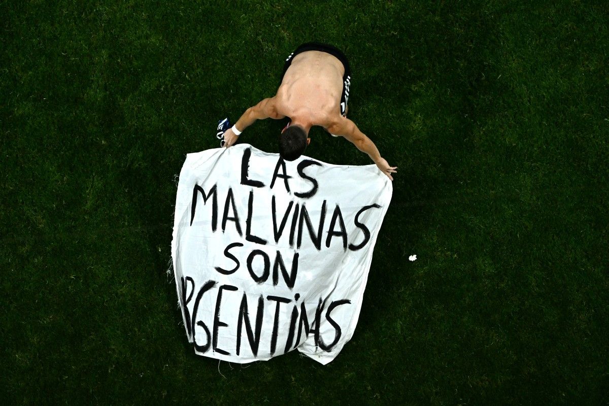El gesto de los futbolistas también cobró relevancia porque se produjo en un contexto de estrictas medidas de seguridad.&nbsp;