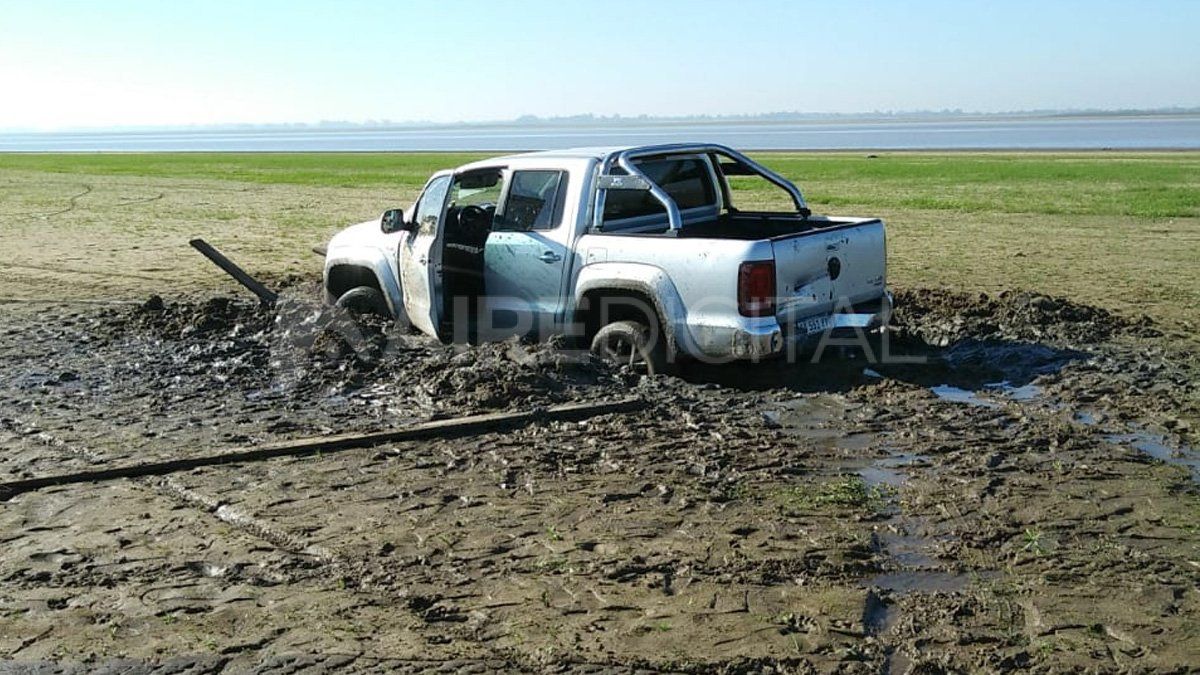 La camioneta estuvo varada desde el s&aacute;bado a la tarde hasta el domingo a media ma&ntilde;ana y tuvo que intervenir maquinaria municipal para poder sacarla.