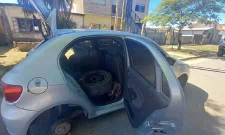 Denunció que le robaron las ruedas: la Policía las encontró dentro de su auto Denunció que le robaron las ruedas: la Policía las encontró dentro de su auto