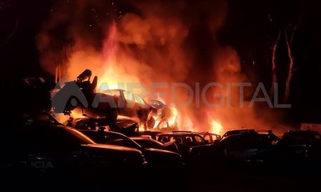 Impactante. Así ardieron los vehículos depositados en el predio. Impactante. Así ardieron los vehículos depositados en el predio.