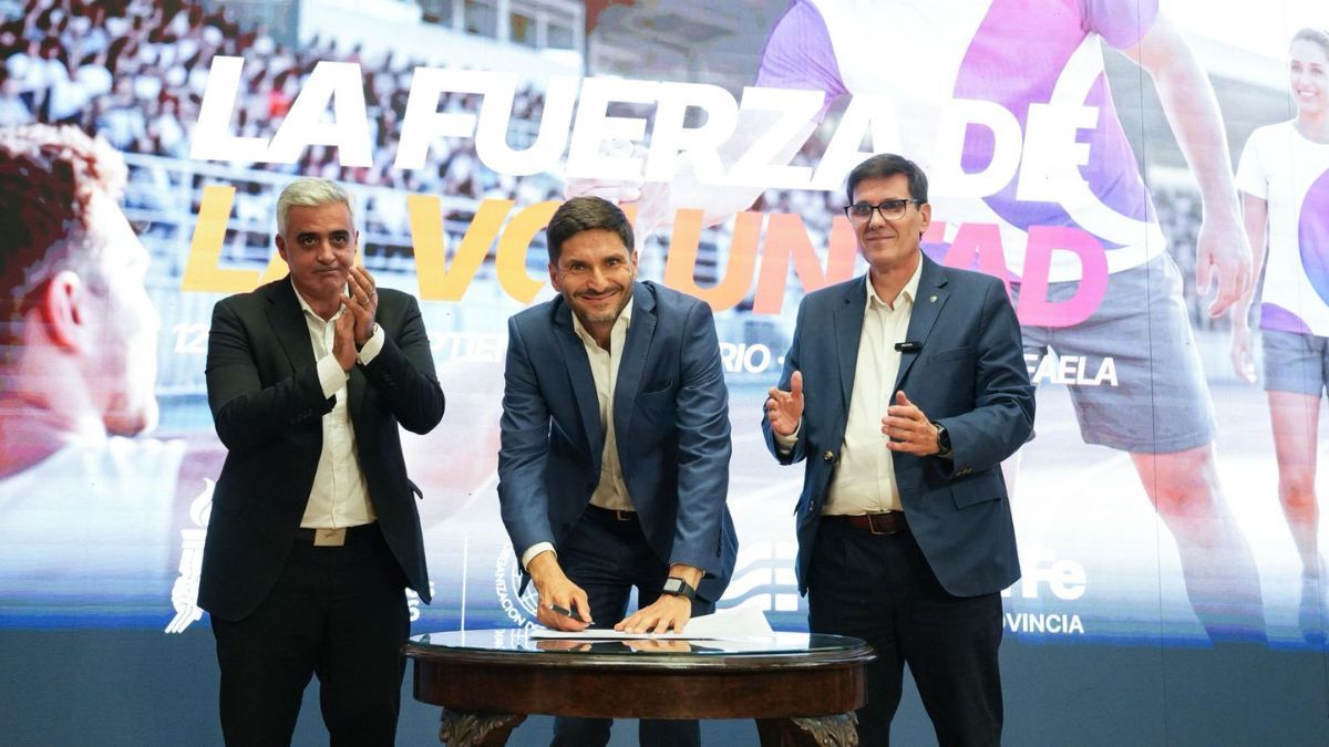 Maximiliano Pullaro junto a Franco Bartolacci, rector de la UNR y Jos&eacute; Goity, ministro de Educaci&oacute;n.