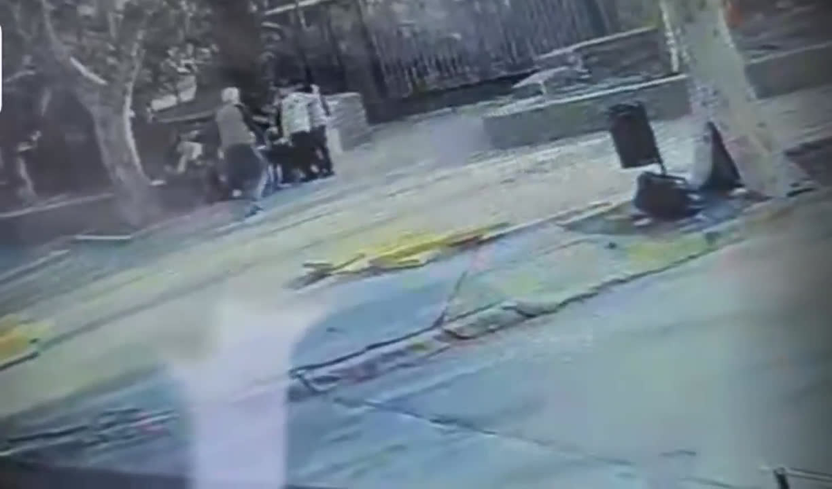 El violento episodio ocurrió en Valentín Alsina cuando un hombre atacó con un cuchillo a un grupo de adolescentes porque le tocaron el timbre. El violento episodio ocurrió en Valentín Alsina cuando un hombre atacó con un cuchillo a un grupo de adolescentes porque le tocaron el timbre.