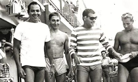 Carlos Larriera, primer ganador de la Maratón Santa Fe-Coronda (segundo desde la izquierda en la imagen), junto a destacados nadadores argentinos, en los comienzos de la década del 60. Carlos Larriera, primer ganador de la Maratón Santa Fe-Coronda (segundo desde la izquierda en la imagen), junto a destacados nadadores argentinos, en los comienzos de la década del 60.