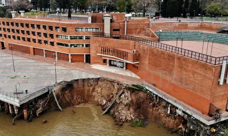 Se derrumbó una parte del muelle del parque España de Rosario. Se derrumbó una parte del muelle del parque España de Rosario.