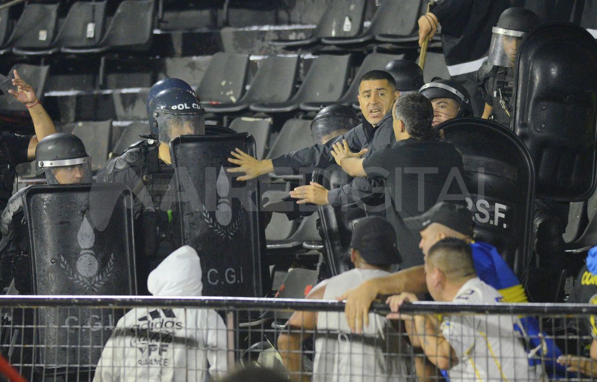 Juan Román Riquelme se metió a la tribuna y pidió que cese la violencia. Juan Román Riquelme se metió a la tribuna y pidió que cese la violencia.