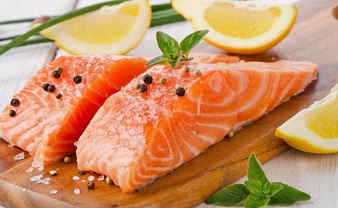 El pescado graso es otro de esos alimentos que pueden resultar beneficiosos para la salud del corazón.