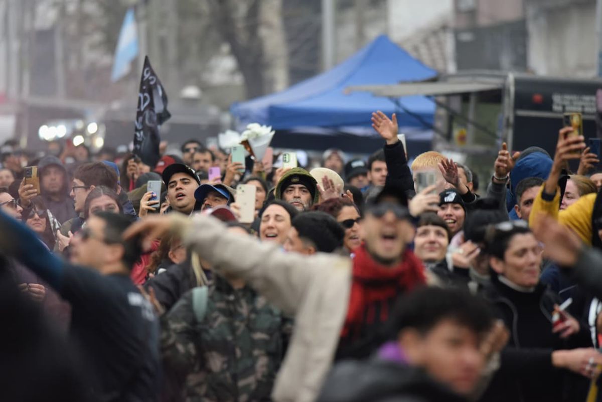 Desde todo el país, los fanáticos del Indio Solari llegaron a Avellaneda para el último adiós al popular músico.