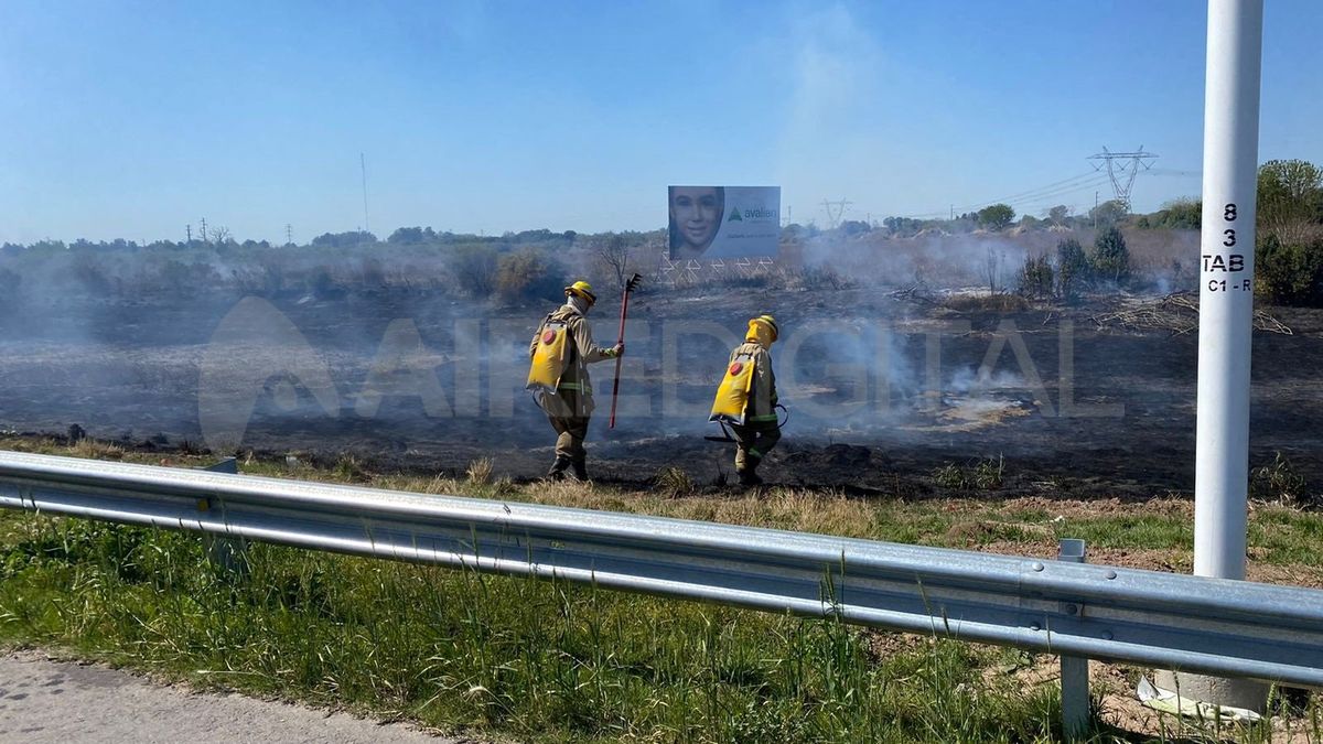 Autopista Santa Fe-Rosario: calzada reducida por importante incendio de pastizales