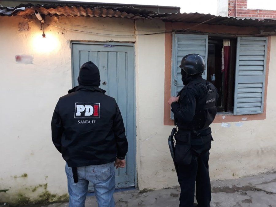 Dos policías santafesinos, uno de ellos de la PDI, fueron condenados por oficiar como delivery Dos policías santafesinos, uno de ellos de la PDI, fueron condenados por oficiar como delivery