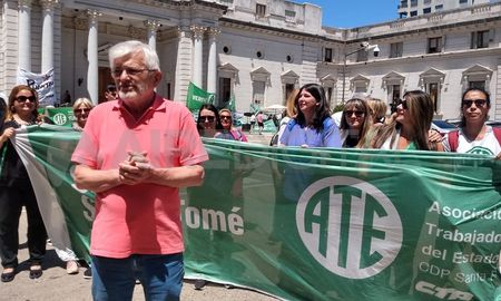 Al Estado hay que jerarquizarlo y se lo jerarquiza con trabajadores en planta permanente que tengan la oportunidad de hacer carrera, sostuvo Hoffmann. Al Estado hay que jerarquizarlo y se lo jerarquiza con trabajadores en planta permanente que tengan la oportunidad de hacer carrera, sostuvo Hoffmann.