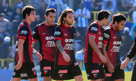 Racing se decidió por un ex Colón para asumir el cargo de técnico tras la salida de Fernando Gago. Racing se decidió por un ex Colón para asumir el cargo de técnico tras la salida de Fernando Gago.