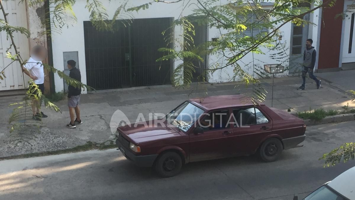 Un vecino escuchó ruidos raros y salió a ver qué sucedía. Terminó hablando con los ladrones, que aseguraron que conocían al dueño de la casa.