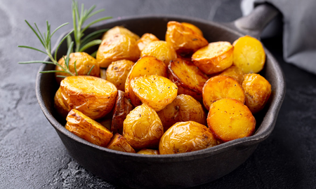 El truco de los chefs para lograr papas al horno crujientes. El truco de los chefs para lograr papas al horno crujientes.