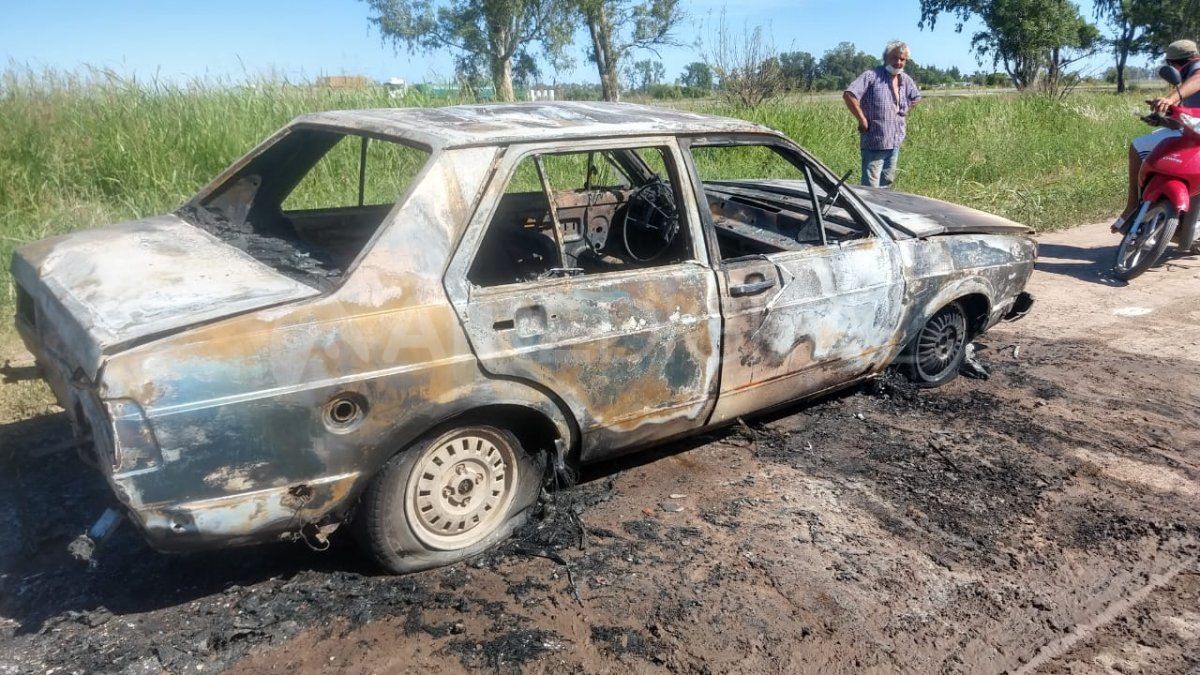 Un automóvil Volkswagen Senda quedó completamente destruido por el fuego