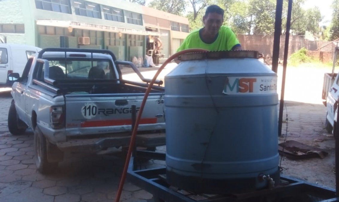 El tanque sirve de reemplazo de la cañería averiada que no permitía el abastecimiento de agua potable en gran parte del barrio santotomesino. 