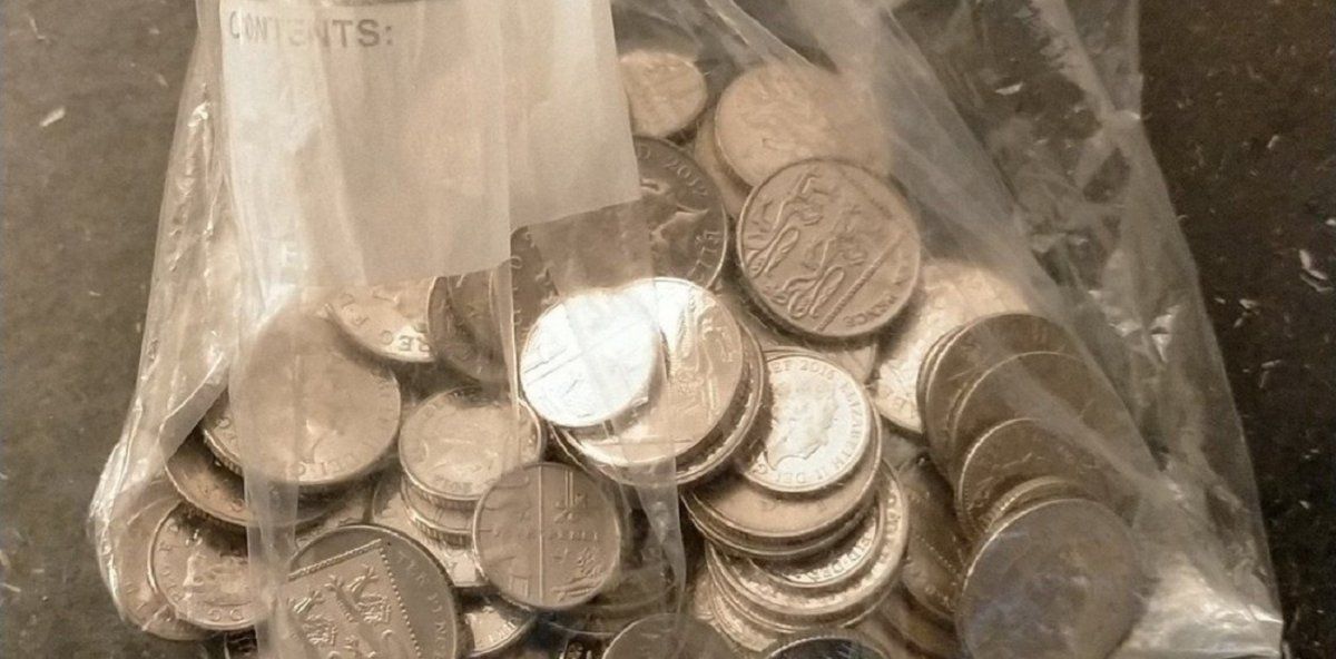 Hombre pagó su desayuno con monedas de 10 centavos y los empleados se vengaron de él.