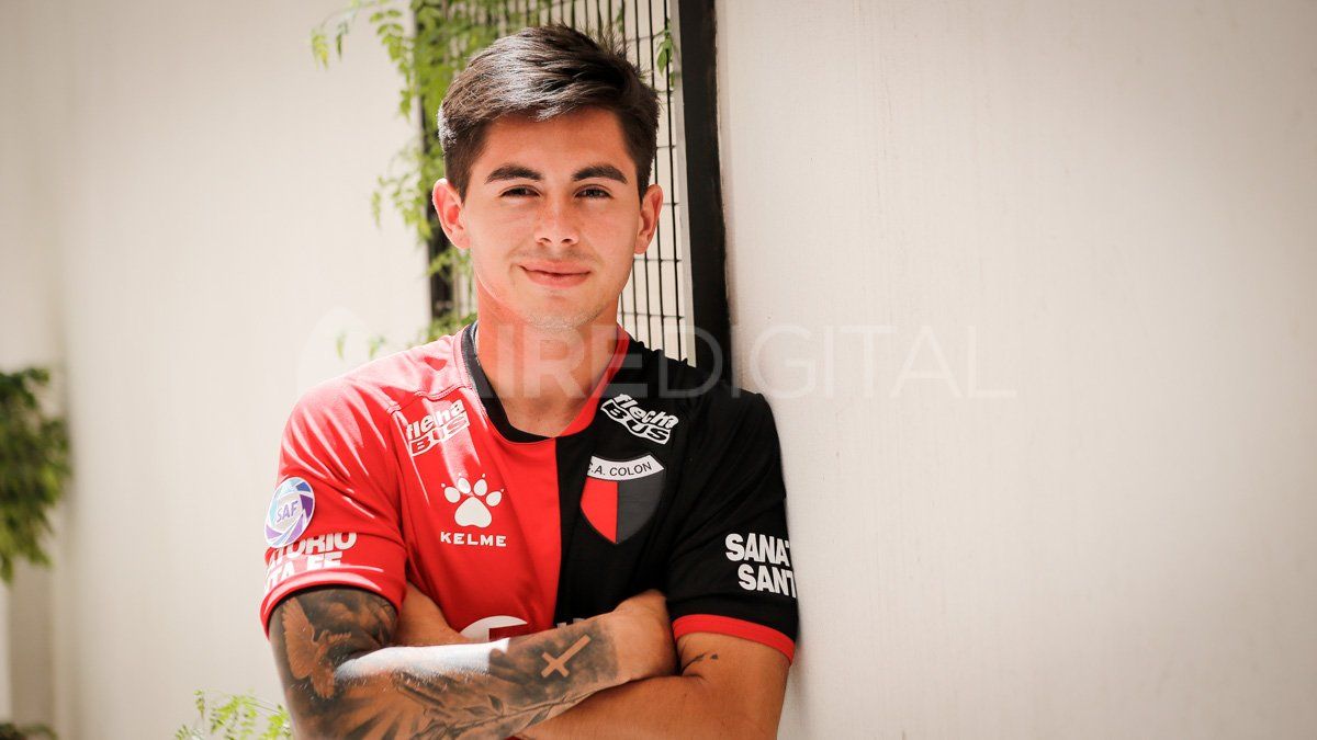 Braian posa con la camiseta con la que anot&oacute; su primer gol en Primera Divisi&oacute;n.