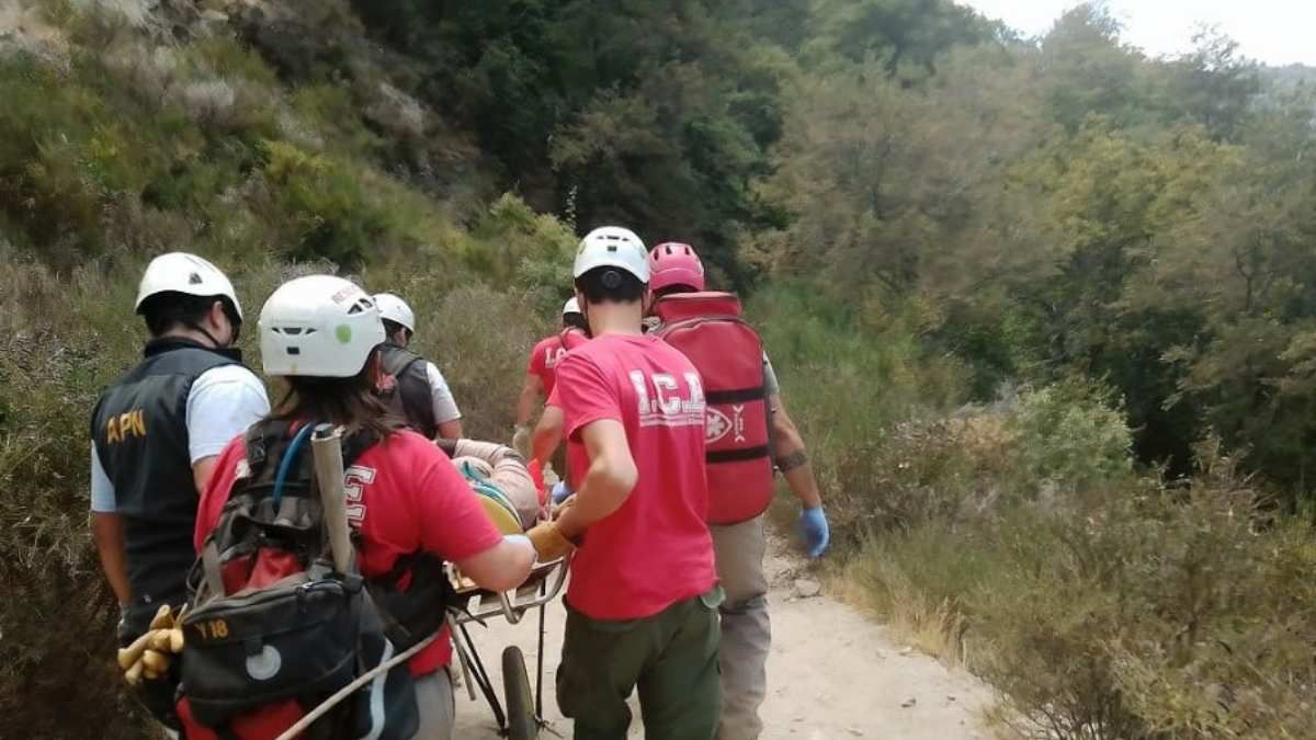 La mujer que sufrió un accidente en Neuquén fue rescatada. La mujer que sufrió un accidente en Neuquén fue rescatada.