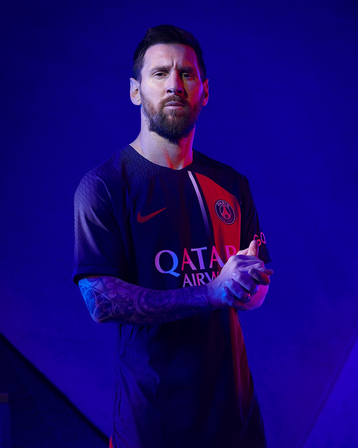 La versión masculina de la nueva casaca para la temporada 2023/23 con la posibilidad del dorsal con el nombre de Lionel Messi va desde los 112 euros (unos 60 mil pesos argentinos al euro blue) a los 168 (88.500).