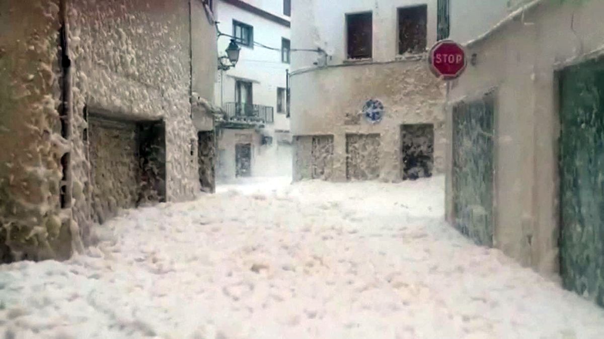 Espuma de mar cubri&oacute; un pueblo en Espa&ntilde;a tras la mortal tormenta Gloria.