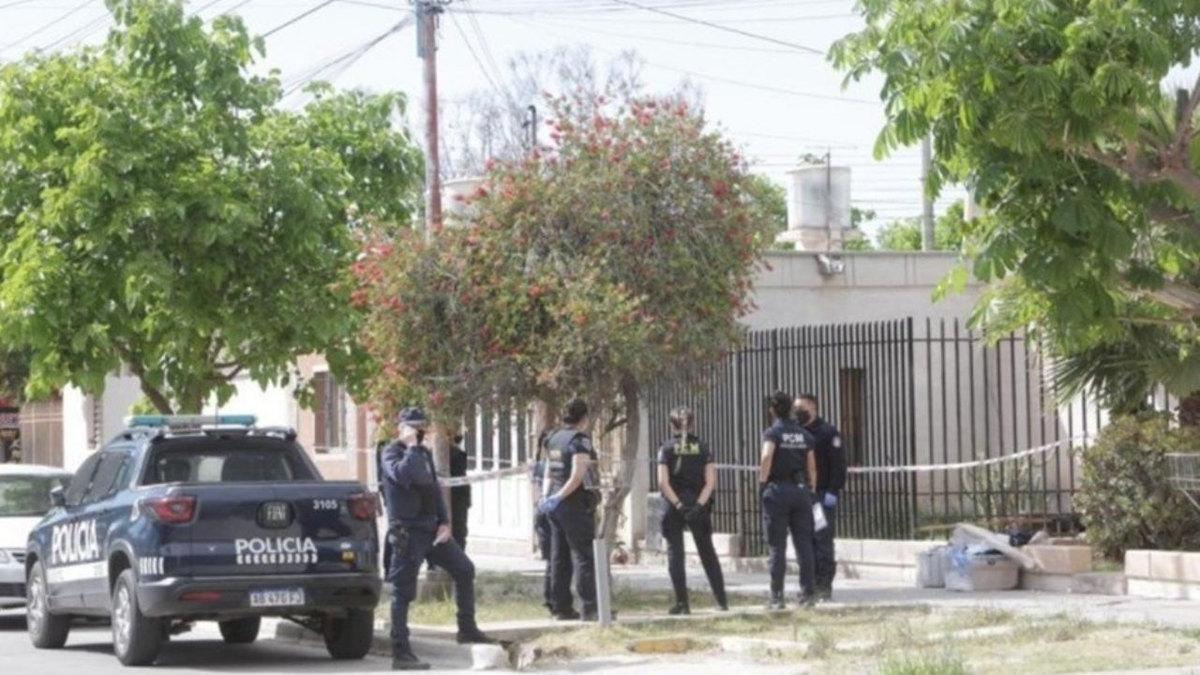 La principal hipótesis de la investigación indica que el detenido mató a su hermano para quedarse con la propiedad que habían heredado de sus padres fallecidos hace más de dos años atrás.  