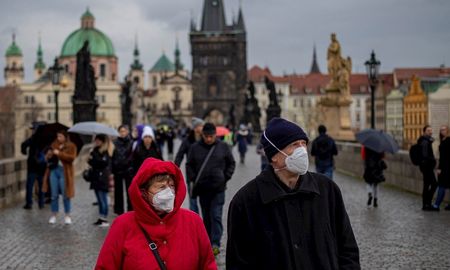 Eslovaquia y la República Checa informaron hoy un récord diario de contagios de coronavirus y Letonia otro de muertes, en momentos en que Europa vuelve a ser el epicentro de la pandemia, a casi dos años de las primeras infecciones registradas en el mundo y pese a la vacunación. Eslovaquia y la República Checa informaron hoy un récord diario de contagios de coronavirus y Letonia otro de muertes, en momentos en que Europa vuelve a ser el epicentro de la pandemia, a casi dos años de las primeras infecciones registradas en el mundo y pese a la vacunación.