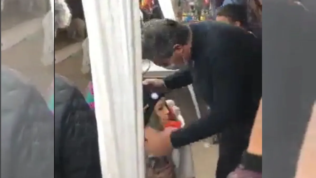 El blooper de Jorge Capitanich cuando saludaba vecinos: se confundió y besó a un maniquí en la frente