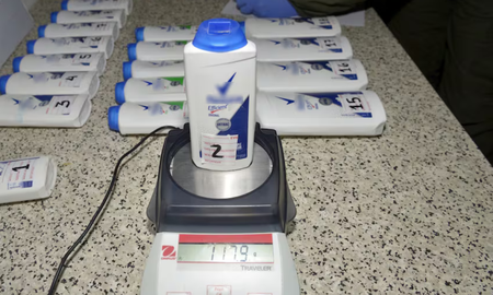 Encontraron dos kilos de cocaína escondidos en envases de talco: eran transportados de Mendoza a Buenos Aires por un pasajero de un ómnibus. Encontraron dos kilos de cocaína escondidos en envases de talco: eran transportados de Mendoza a Buenos Aires por un pasajero de un ómnibus.