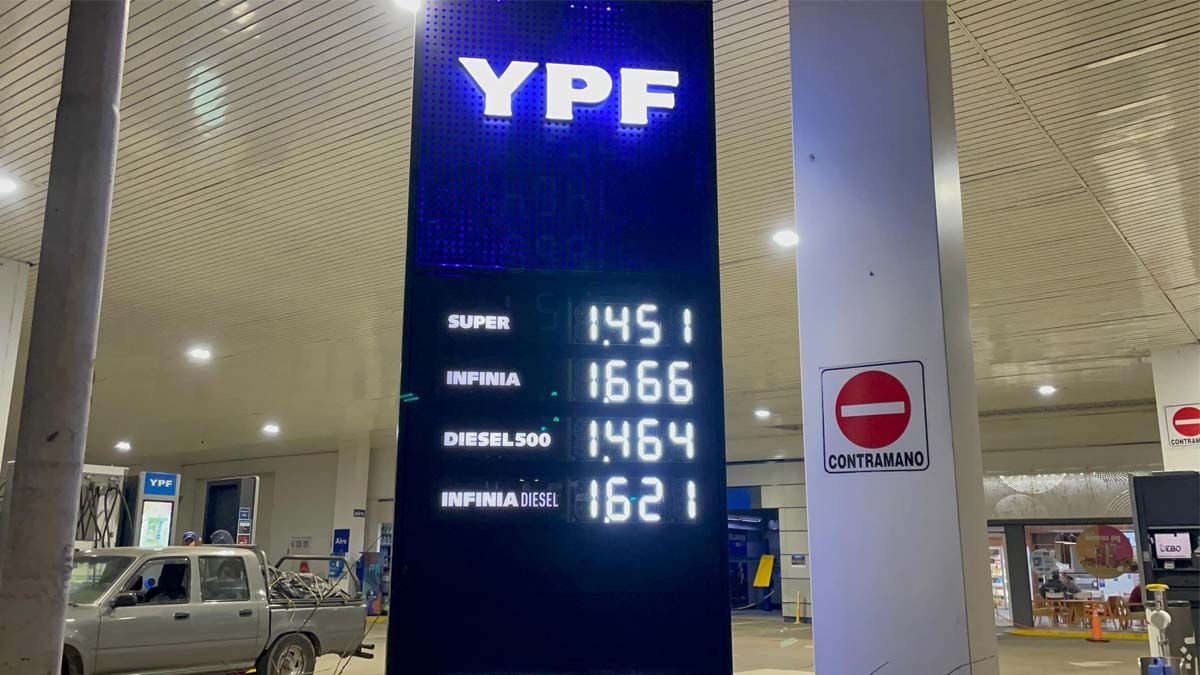 El nuevo precio de los combustibles de YPF en la ciudad de Santa Fe. El nuevo precio de los combustibles de YPF en la ciudad de Santa Fe.