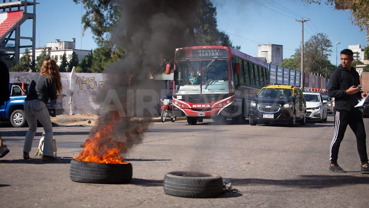 La protesta generó demoras en el tránsito en la zona de la cancha de Unión.