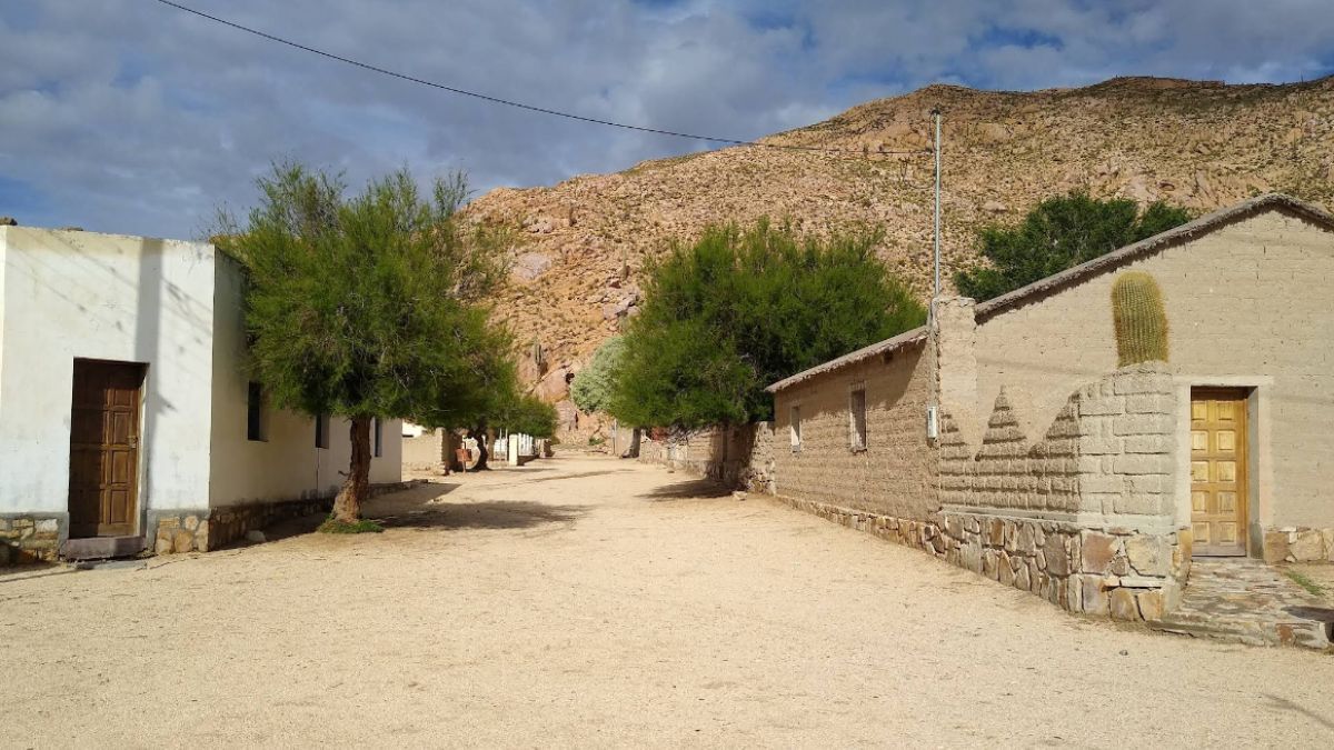 Calles de Rinconadillas, donde la arquitectura autóctona conserva la historia del pueblo. Calles de Rinconadillas, donde la arquitectura autóctona conserva la historia del pueblo.