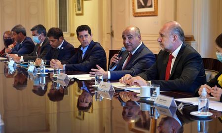 El jefe de Gabinete de Ministros, Juan Manzur, y el ministro del Interior, Eduardo de Pedro, encabezaron este miércoles en Casa Rosada una reunión con gobernadores y otras autoridades de 19 provincias.
