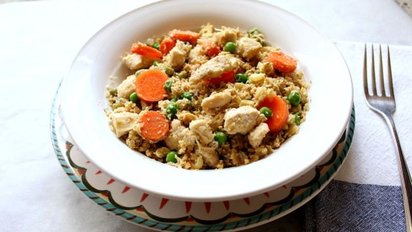 Arroz de coliflor con pollo y vegetales: el platazo de 180 calorías que es tendencia por su bajo índice glucémico
