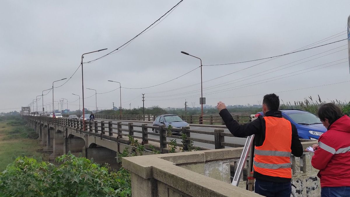 La semana pasada, usuarios del Puente Carretero, que une las ciudades de Santa Fe y Santo Tomé, advirtieron a AIRE acerca de un desnivel en la calzada sobre la mano hacia la capital provincial. La semana pasada, usuarios del Puente Carretero, que une las ciudades de Santa Fe y Santo Tomé, advirtieron a AIRE acerca de un desnivel en la calzada sobre la mano hacia la capital provincial. 