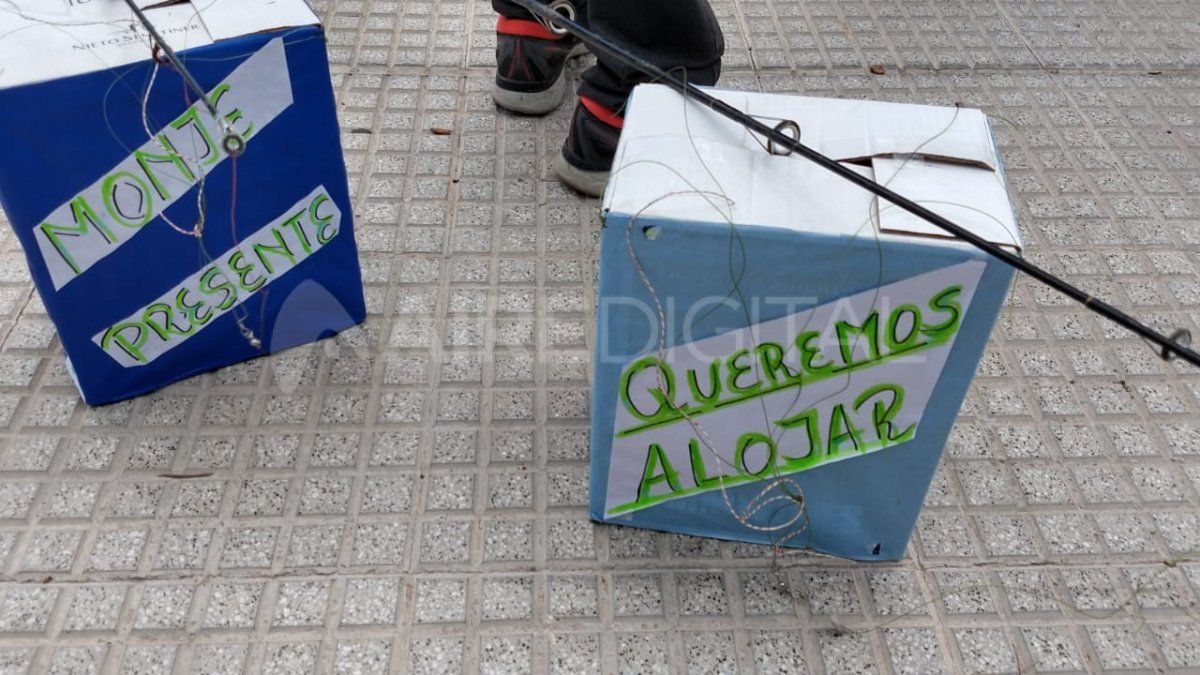 Con cañas de pescar y carteles, los cabañeros se manifestaron este miércoles en la plaza 25 de Mayo.
