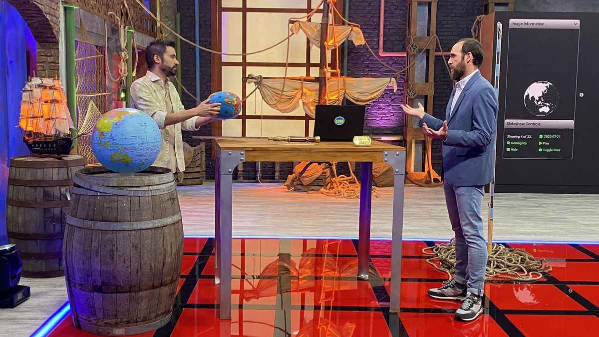 Nahúm Méndez (izq.) colabora en el programa de la televisión española Órbita Laika, dando lecciones de geología. Nahúm Méndez (izq.) colabora en el programa de la televisión española Órbita Laika, dando lecciones de geología.