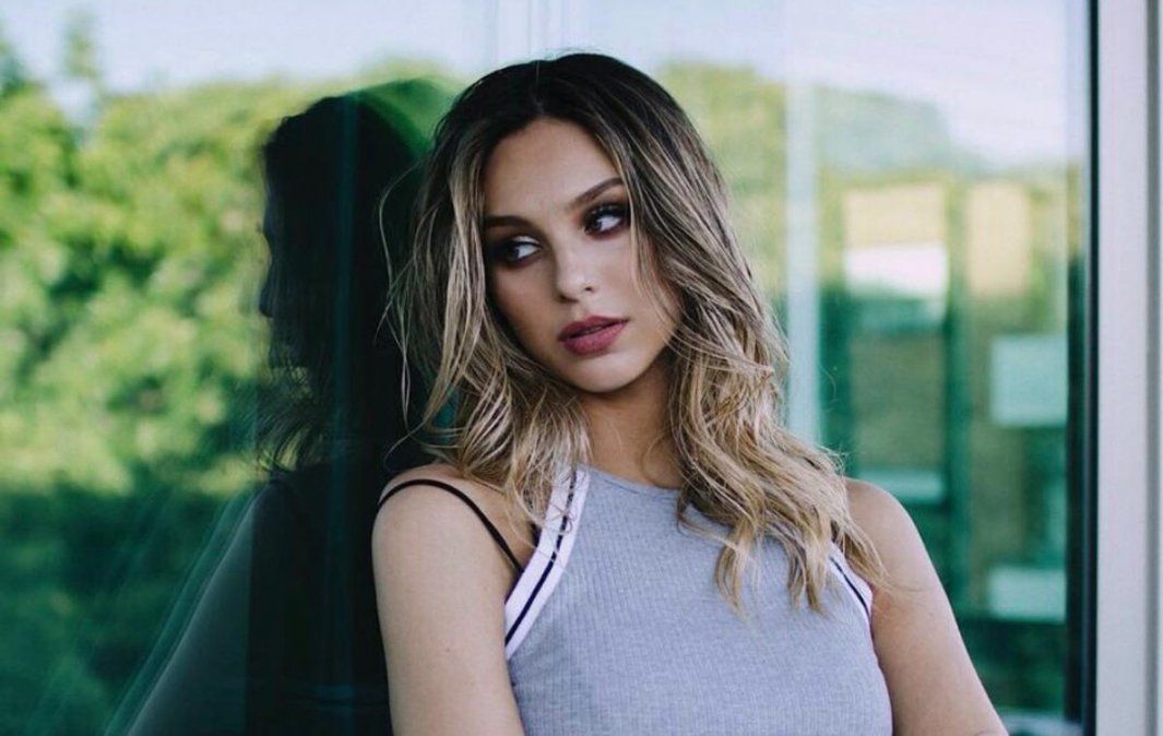 El look súper relajado de Juanita Tinelli para tomar sol