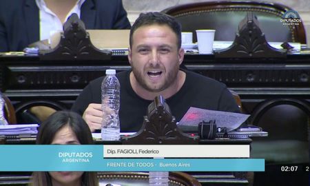 El legislador del Frente de Todos, Federico Fagioli, ingresó en la noche del pasado viernes a Bolivia como parte de la comitiva invitada por la presidenta de la Asamblea Legislativa Plurinacional de Bolivia, Eva Copa. El legislador del Frente de Todos, Federico Fagioli, ingresó en la noche del pasado viernes a Bolivia como parte de la comitiva invitada por la presidenta de la Asamblea Legislativa Plurinacional de Bolivia, Eva Copa.