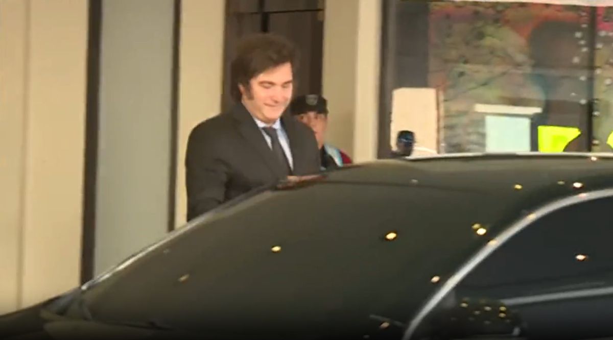 Javier Milei saliendo del Hotel Libertador rumbo a la Quinta de Olivos para la primera reunión de transición con Alberto Fernández. Javier Milei saliendo del Hotel Libertador rumbo a la Quinta de Olivos para la primera reunión de transición con Alberto Fernández.