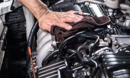 Cómo limpiar un motor de auto. Cómo limpiar un motor de auto.