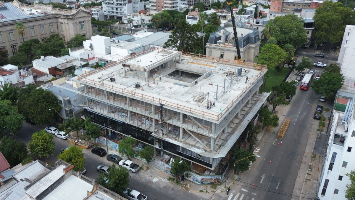 Se comenzó a colocar la piel de vidrio en todo el perímetro del edificio que levanta en la esquina de Güemes y Castellanos.