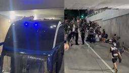 altText(Un micro con hinchas de Chaco For Ever quedó incrustado en un túnel y varias personas resultaron heridas)}