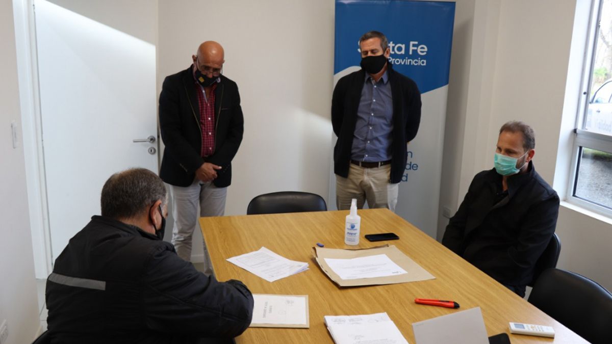 El acto fue presidido por el Director General de Asuntos Jurídicos, Dr. Daniel Cicerchia, acompañado por el coordinador de la Dirección General de Concesiones y la Unidad Ejecutora AP-01, Facundo Ayuso y representantes de las empresas oferentes.