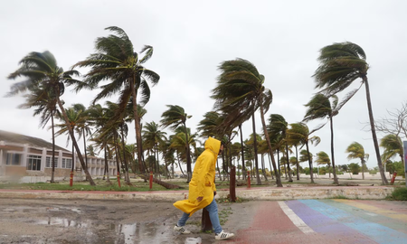 el huracan milton toco tierra y esta arrasando las costas de florida el huracan milton toco tierra y esta arrasando las costas de florida