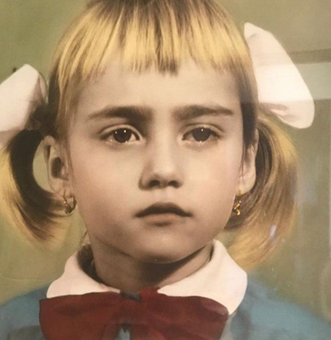 Nadia Elena Comaneci nació el 12 de noviembre de 1961 –tres meses después de la construcción del infame Muro de Berlín– en Onesti , un pequeño pueblo de los Cárpatos, en el condado de Bacau, Rumania. Su madre, tefania-Alexandrina, la inscribió de muy pequeña para que tomara clases de gimnasia debido a que nunca se quedaba quieta y rebosaba energía.