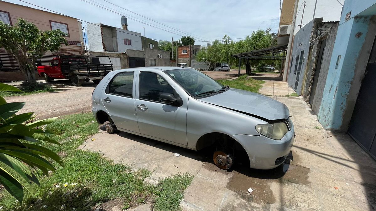 Un auto sufrió el robo de sus cuatro ruedas y la bateria en barrio Santa Rosa de Lima. Un auto sufrió el robo de sus cuatro ruedas y la bateria en barrio Santa Rosa de Lima.