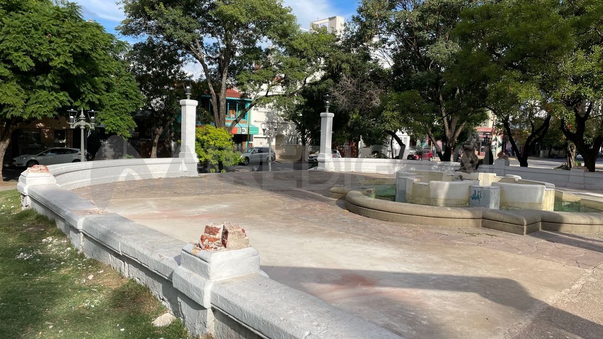 Así quedó la estructura que rodea la fuente de la plaza, luego del incidente del miércoles. 