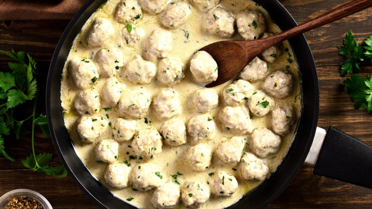 Las albóndigas en salsa de yogurt son un plato delicioso y fácil de preparar. Las albóndigas en salsa de yogurt son un plato delicioso y fácil de preparar.